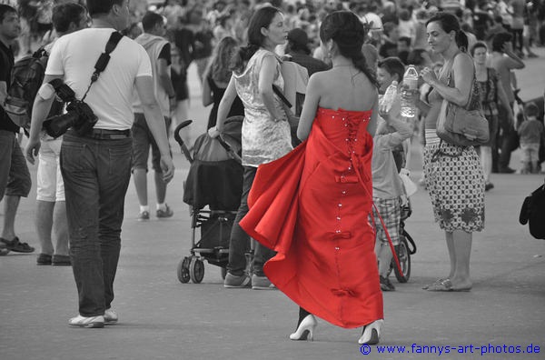 Mit rotem Kleid durch die Menge