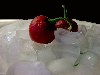 rote Frucht auf Eis