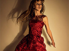 Abschlusskollektion, Designer: Hivya Camur Model: Christina, movement, Kleid, Studio Photography warm light