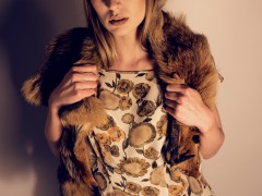 Abschlusskollektion, Designer: Hivya Camur Model: Christina, Kleid, Studio Photography warm light, old style, Schattenwurf