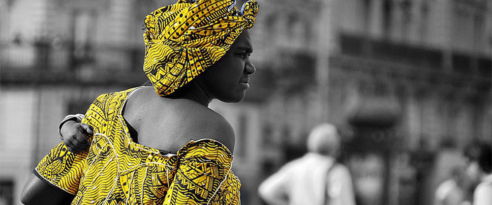 Kulturelle Vielfalt in Paris, Afrikanische Frau mit Kind im Arm 
