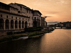 Blick vom ponte vecchio auf die Arno und corridoio vasarianobei bei Sonnenaufgang