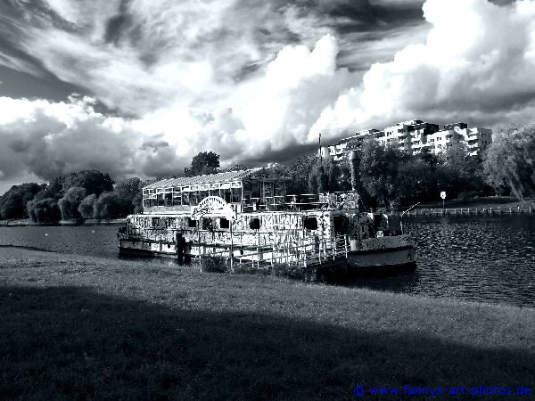 ausrangiertes Ausflugsboot