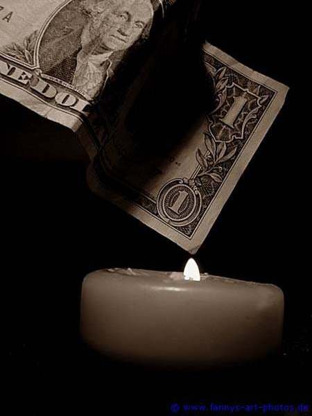 Der Geldschein ber der brennenden Kerze
