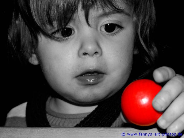 Spielendes Kind mit rotem Ball