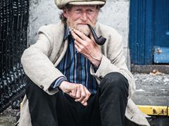 nachdenklich; alter Mann in Galway Irland