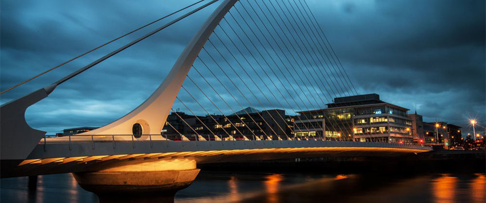 Langzeitbelichtung, im Abendlicht Samuel Beckett Bridge, Dublin, Irland 