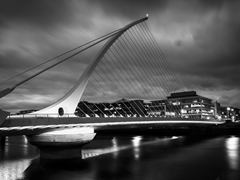 Langzeitbelichtung, schwarz wei Samuel Beckett Bridge, Dublin, Irland 