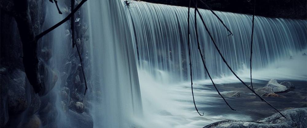 Magischer Wasserfall in Frankreich Anduze Cevennen Provence