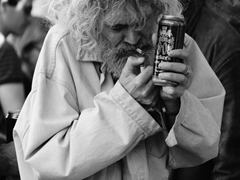 Alter Mann beim Anznden seiner Zigarette in Frankreich Anduze 