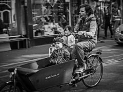 Lifestyle, entspannt unterwegs mit dem Fahrrad und Kindern in Amsterdam 
