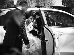 Braut aus dem Auto 